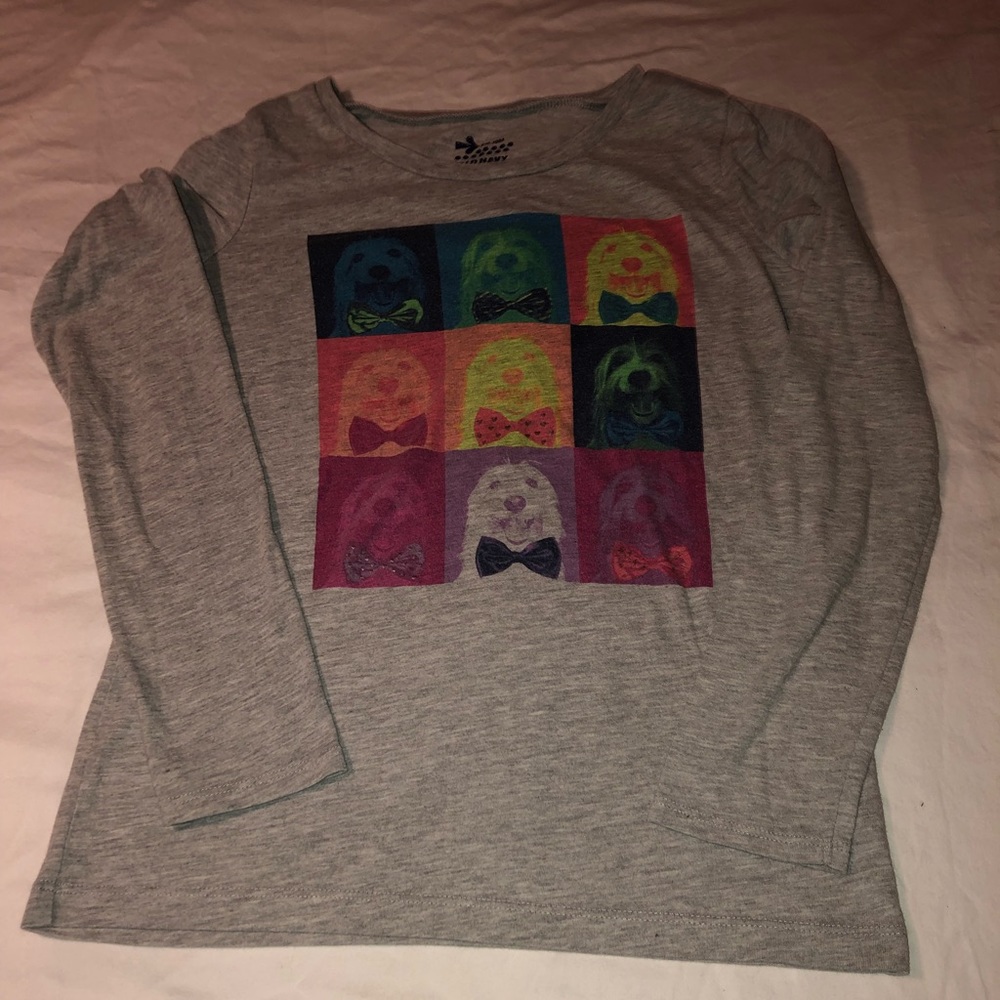 💜Super cute & soft grey shirt w/dogs! Size large (10-12).